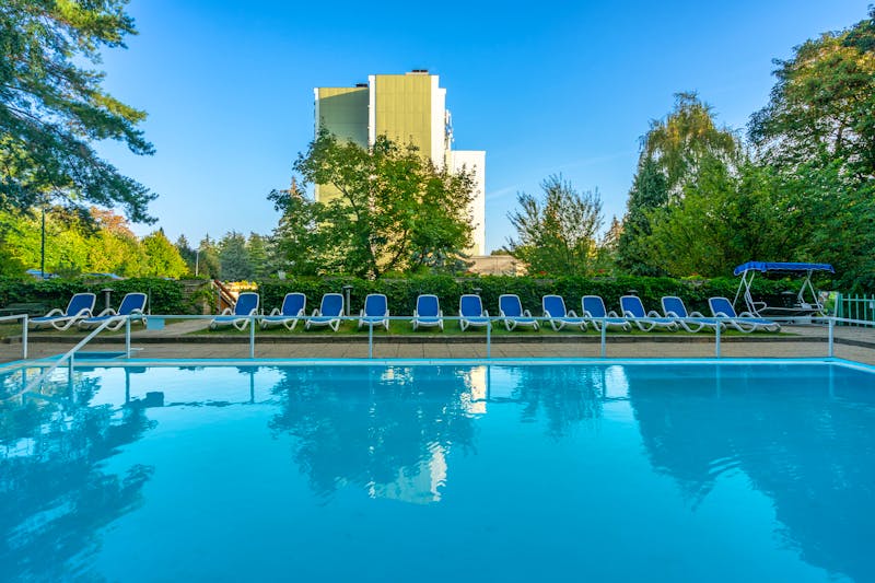 Ensana Thermal Heviz Health Spa Hotel in Heviz - Liegebereich am Thermal-Außenpool – ©Ensana