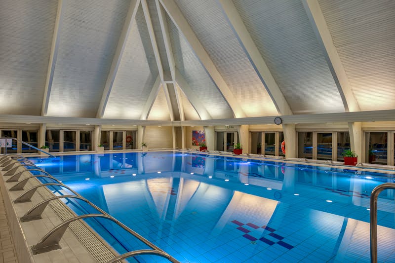 Ensana Thermal Heviz Health Spa Hotel in Heviz - Innenpool bei Nacht – ©Ensana