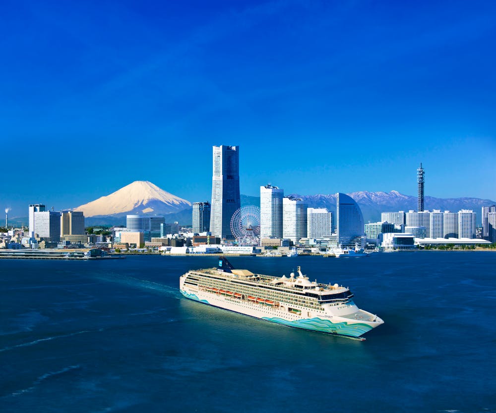 MS Norwegian Spirit  in Japan -  Blick auf die Skyline von Yokohama  &ndash; &copy; NCL