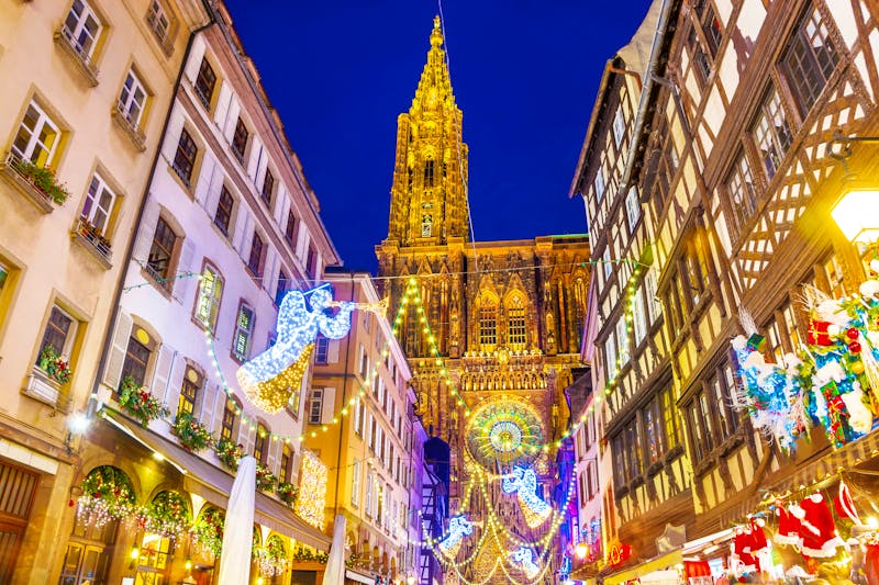 Straßburg im Elsass - weihnachtlich geschmückte und hellerleuchtete Straße in der Altstadt - ©MarinadeArt - stock.adobe.com