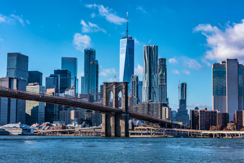 Brooklyn Bridge und New York skyline &ndash; &copy; Stuart Monk - stock.adobe.com