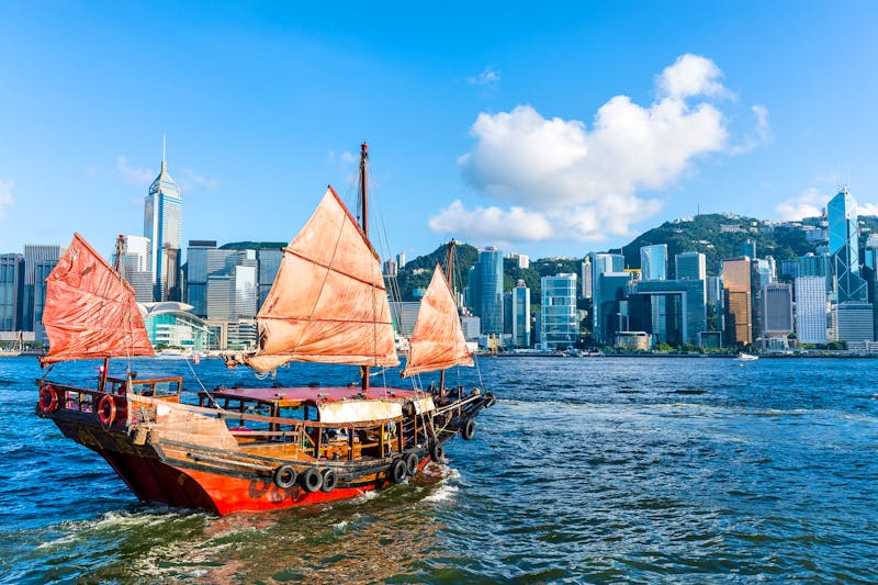 traditionelles Shiff vor Hongkong - ©leungchopan - envato