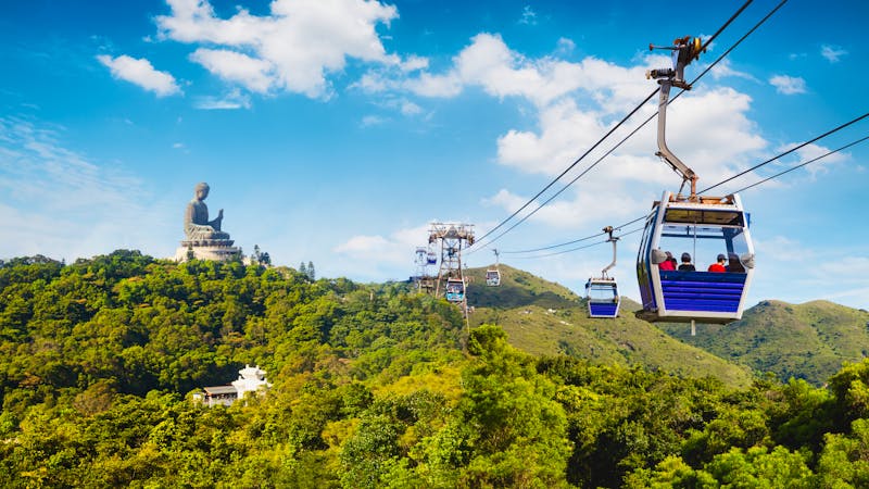 Ngong Ping Seilbahn mit Statue des Großen Buddha beim Po Lin Kloster in Hongkong Island  - ©Patrick Foto - stock.adobe.com