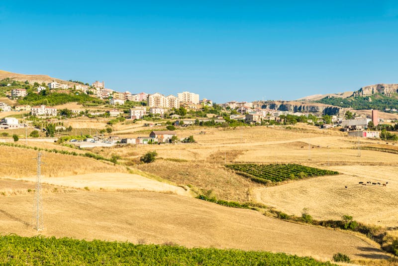 Mafiaort Corleone auf Sizilien - Blick auf den Ort und landwirtschaftliche Felder - ©jordi2r - stock.adobe.com