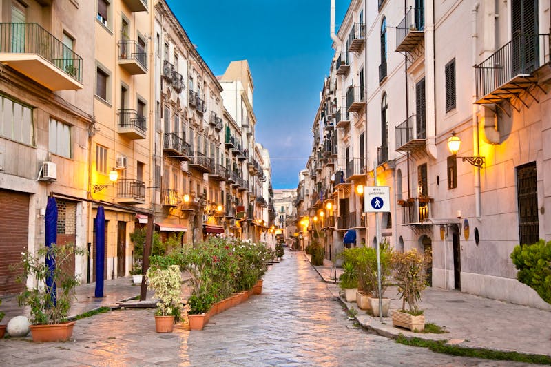 Gasse im historischen Kalsa-Viertel in Palermo - ©Aleksandar Todorovic - stock.adobe.com