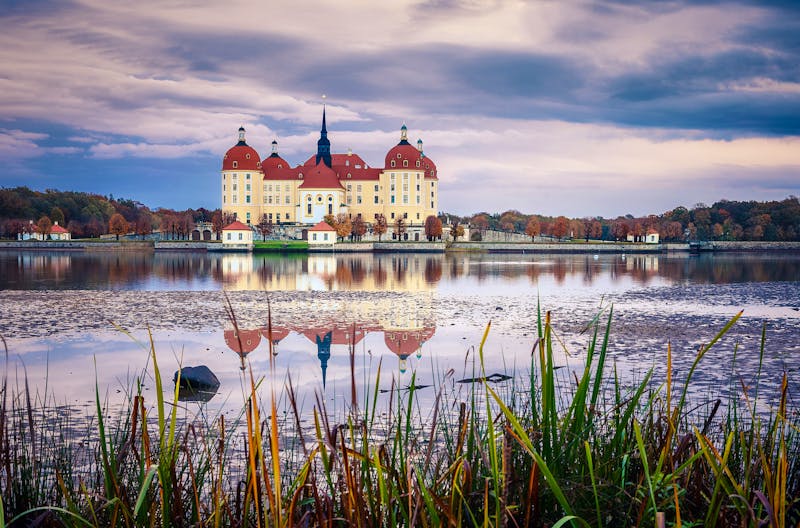 Schloss Moritzburg im Herbst bei Dresden  - ©jenyateua - stock.adobe.com