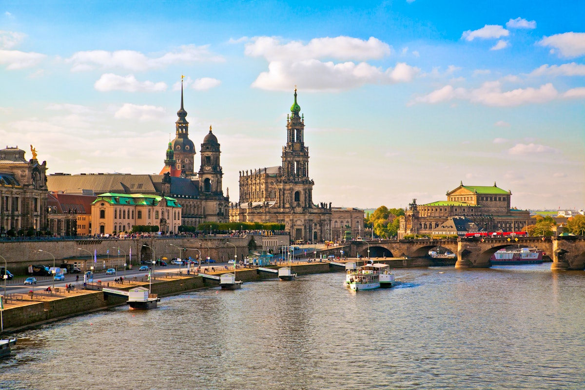 Altstadt von Dresden mit Brühlscher Terrasse und Semperoper an der Elbe – © santosha57 - stock.adobe.com