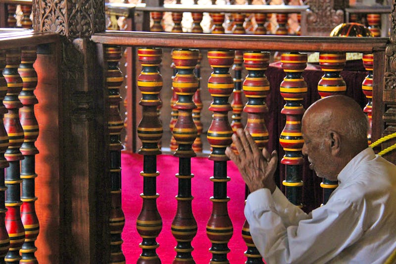 Betender im heiligen Zahntempel in Kandy - ©Sylvia Ott - Eberhardt TRAVEL