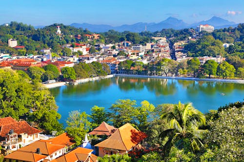 Blick auf die Stadt Kandy in Sri Lanka &ndash; &copy; MehmetOZB - stock.adobe.com