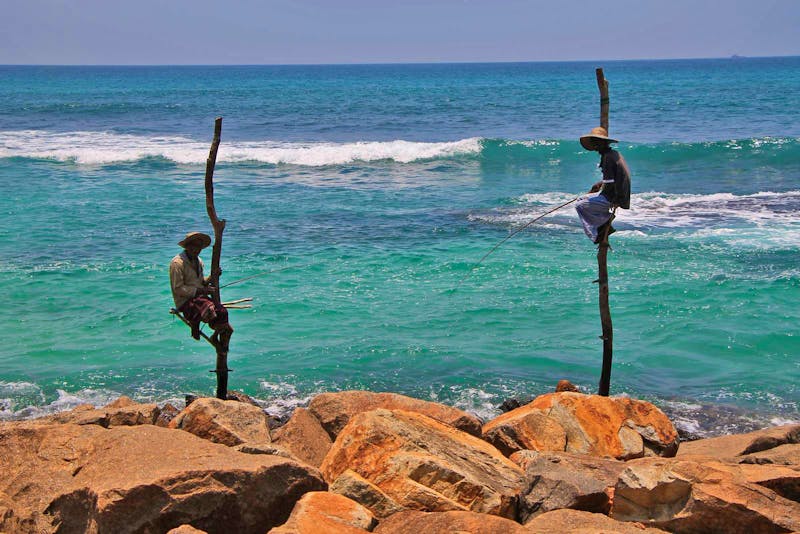 Stelzenfischer im Indischen Ozean auf der Fahrt nach Galle - ©Kristin Weigel - Eberhardt TRAVEL
