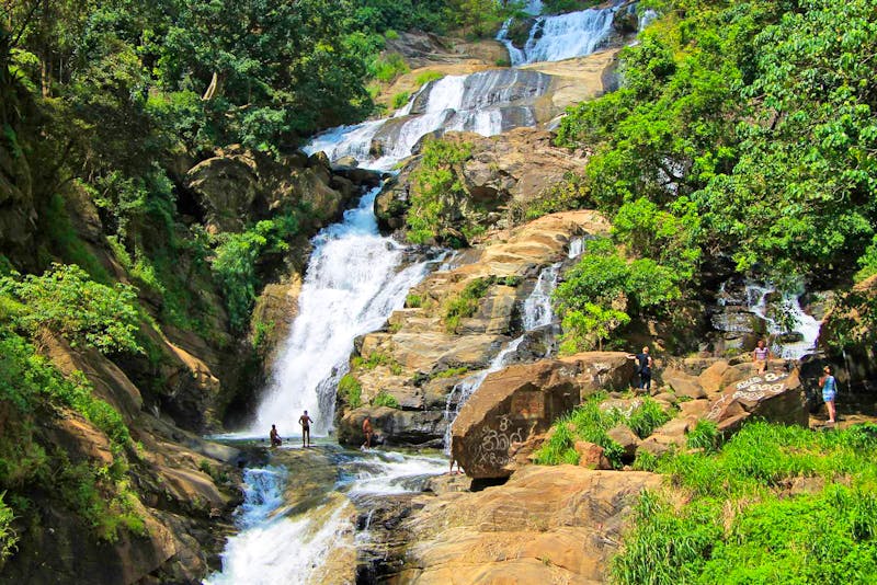 Am Rawana-Wasserfall in Sri Lanka - ©Kristin Weigel - Eberhardt TRAVEL