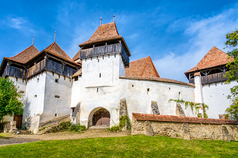 Wehrkirche im rumänischen Dorf Viscri  - &copy;PhotoFires - stock.adobe.com