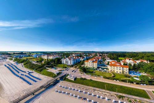 Blick vom Strand auf das Travel Charme Ostseehotel Kühlungsborn &ndash; &copy; Copyright - 360 Grad Team