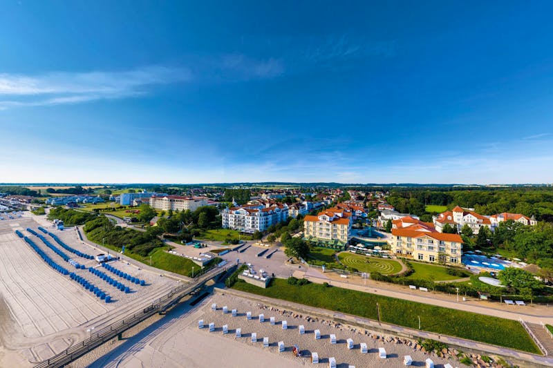 Blick vom Strand auf das Travel Charme Ostseehotel Kühlungsborn – ©Copyright - 360 Grad Team
