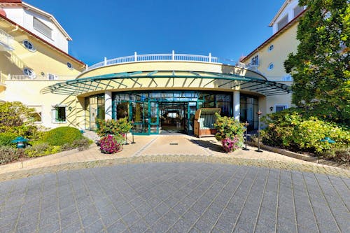 Eingangsbereich vom Travel Charme Ostseehotel Kühlungsborn &ndash; &copy; Copyright - 360 Grad Team 