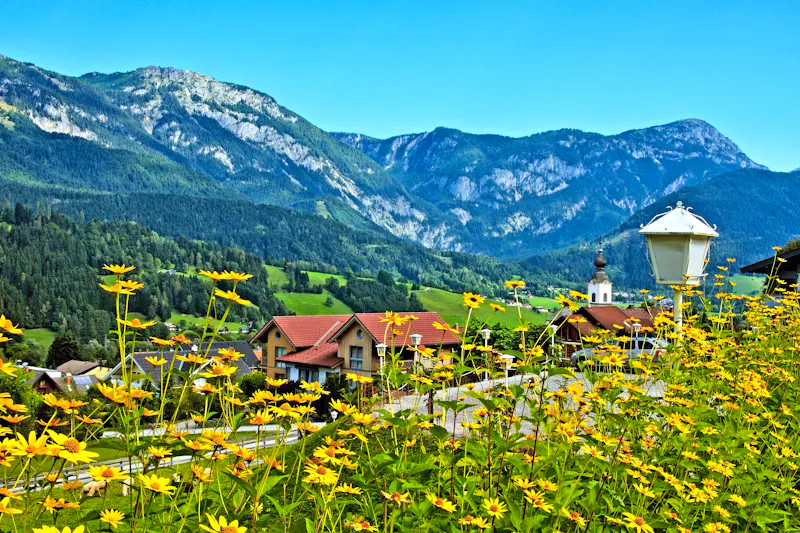 Haus im Ennstal und der Dachstein - &copy;bikemp - stock.adobe.com