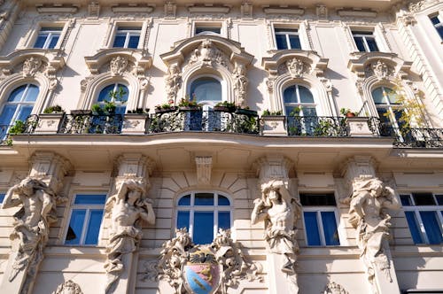 Jugenstil-Fassaden in Wien &ndash; &copy; thauwald-pictures - stock.adobe.com
