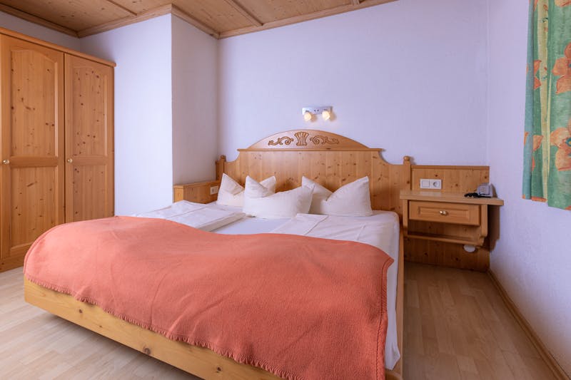 Beispielbild Standardzimmer im Eckartauerhof in Mayrhofen – ©Christophorus