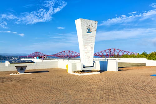 Denkmal an der Forth Bridge in Schottland &ndash; &copy; lapas77 - stock.adobe.com