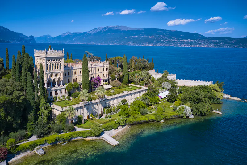 Gardasee - neugotische Villa und Gärten auf der Isola di Garda - &copy;Berg - stock.adobe.com