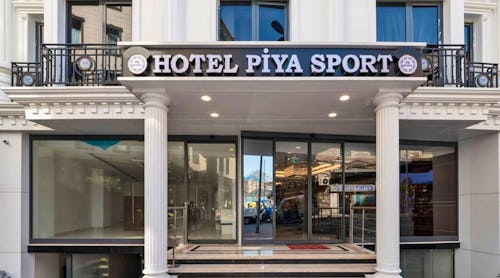 Hoteleingang, Hotel Piya Sport Istanbul – © SalvatorBarki