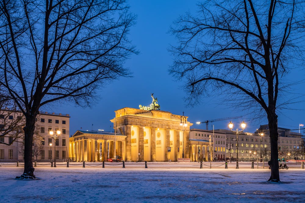 Winterabend am Brandenburger Tor in Berlin  &ndash; &copy; eyetronic - stock.adobe.com