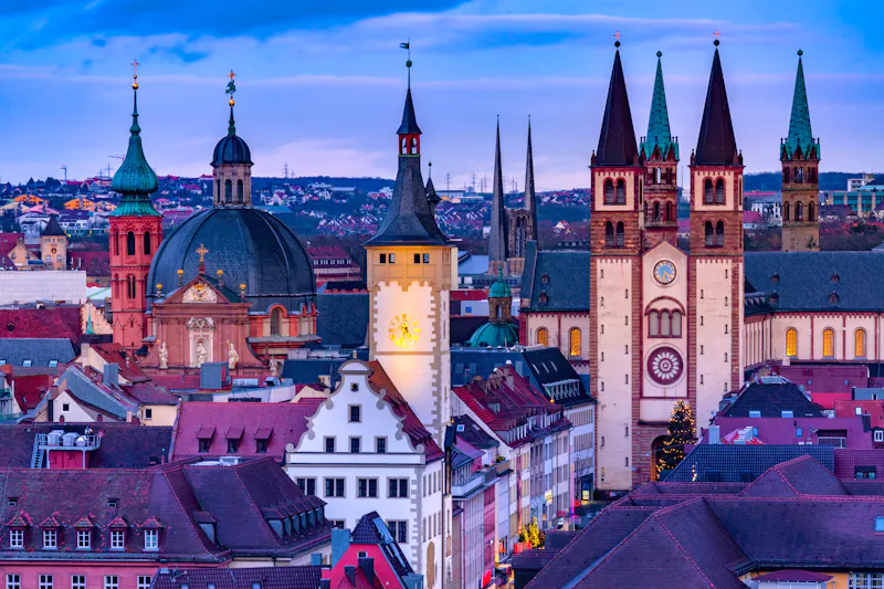 Würzburg - Blick auf die Altstadt mit Rathaus und Kathedrale am Abend - &copy;Kavalenkava - stock.adobe.com