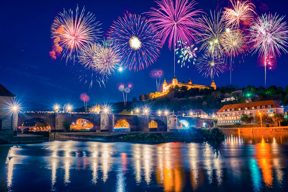 Silvesterfeuerwerk in Würzburg - Blick auf die Alte Mainbrücke und die Festung Marienberg  &ndash; &copy; Pawel Pajor - stock.adobe.com