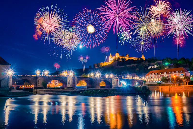 Silvesterfeuerwerk in Würzburg - Blick auf die Alte Mainbrücke und die Festung Marienberg &nbsp;&ndash;&nbsp;&copy;&nbsp;Pawel Pajor - stock.adobe.com