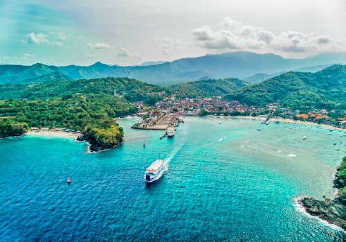 Hafen von Padang Bai an der Ostküste von Bali &ndash; &copy; cendeced - stock.adobe.com