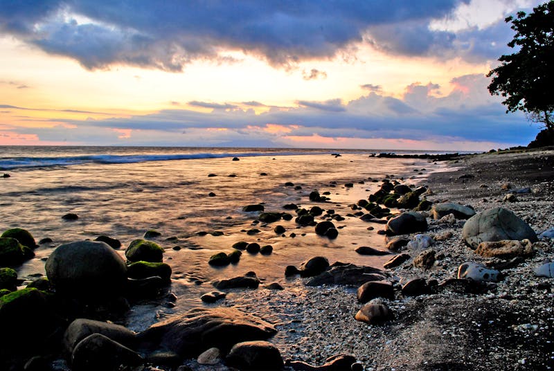 Sonnenuntergang am Strand von Senggigi auf Lombok - ©pablitoos - stock.adobe.com