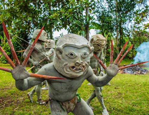 Der Tanz der Asaro Mudmen (Schlammkrieger) beim Goroka Festival in Papua-Neuguinea – © Ron van der Stappen - stock.adobe.com