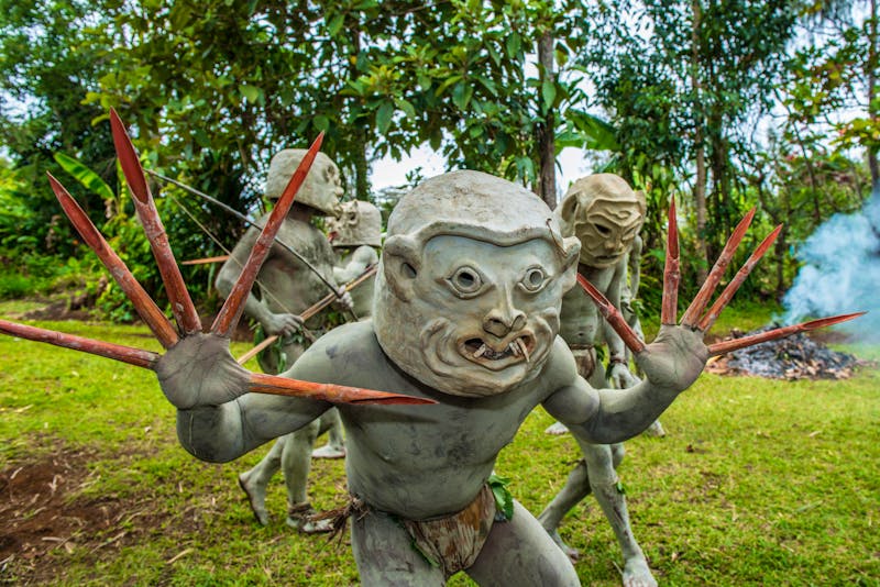 Der Tanz der Asaro Mudmen (Schlammkrieger) beim Goroka Festival in Papua-Neuguinea - ©Ron van der Stappen - stock.adobe.com