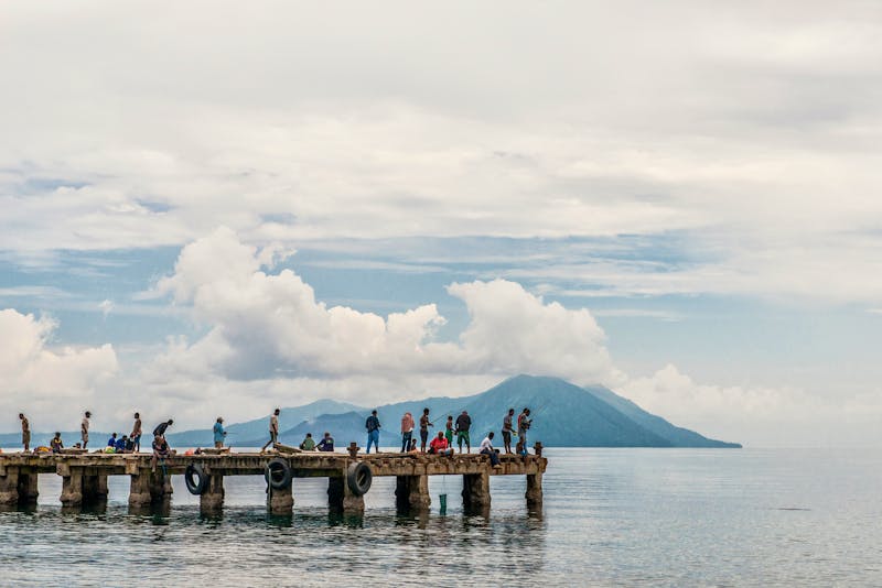 Fischersteg bei Kokopo mit dem Tavurvur Vulkan im Hintergrund, Papua-Neuguinea - ©Ron van der Stappen - stock.adobe.com