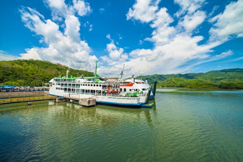 Fährschiff in Lembar - Insel Lombok - Indonesien &ndash; &copy; adelukmanulhakim - stock.adobe.com