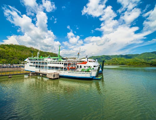 Fährschiff in Lembar - Insel Lombok - Indonesien – © adelukmanulhakim - stock.adobe.com