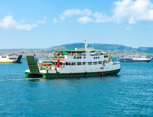 Fährschiffe vor Bali – © boyloso - stock.adobe.com