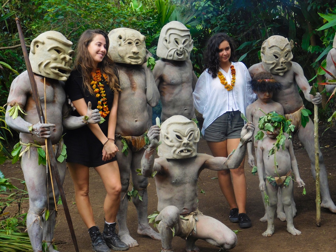 Die Asaro Mudmen (Schlammkrieger) mit Touristen in Papaua-Neuguinea – © Jenny Wal Gonapa