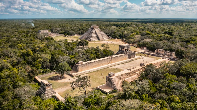 Chichen Itza auf Yucatan - Panoramablick auf die Maya-Ruinen und -Pyramiden - ©a_medvedkov - Adobe Stock