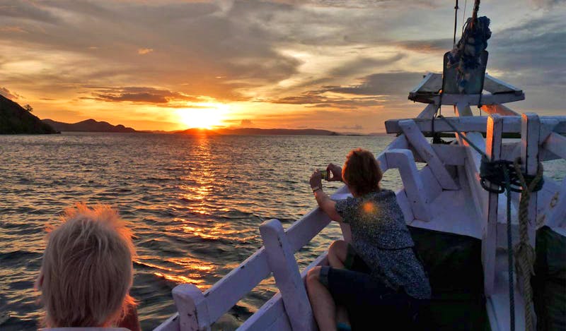 Sonnenuntergang bei der Bootsfahrt vom Komodo-Nationalpark - ©Frank Nimschowski - Eberhardt TRAVEL