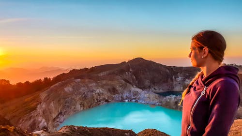 Sonnenaufgang am Kelimutu-Vulkan auf der Insel Flores &ndash; &copy; Chris - stock.adobe.com