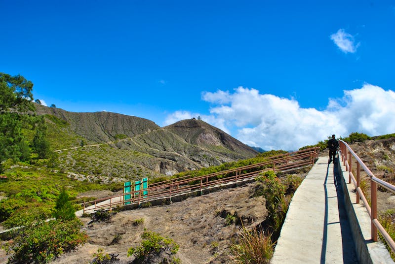 Wandersteg zu den Kraterseen am Kelimutu Vulkan auf der Insel Flores - ©Dedi - stock.adobe.com