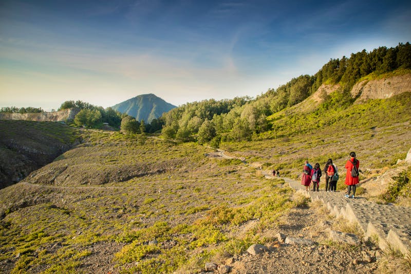 Wanderung bei Sonnenaufgang zum Kelimutu Vulkan auf der Insel Flores - ©Marlon Hutajulu - stock.adobe.com