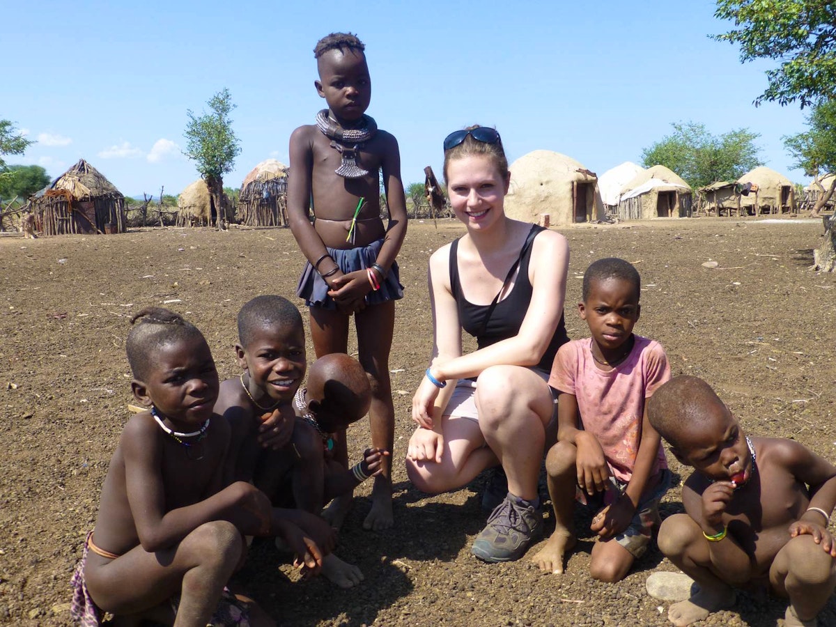 Reisebegleitung Madlen mit Kindern aus dem Himba- Dorf – © Madlen Lippe