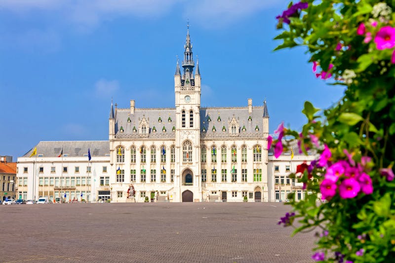 Rathaus und Marktplatz in Sint Niklaas - Flandern in Belgien - ©imagesef - stock.adobe.com