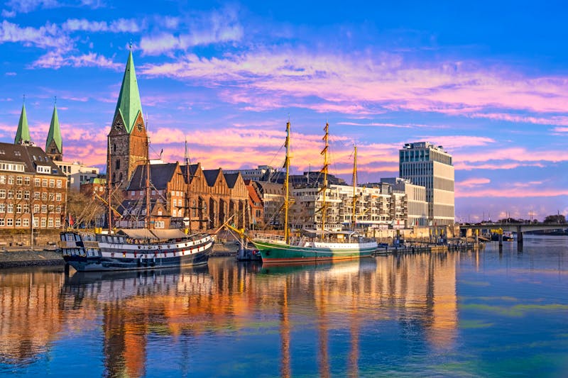 Promenade an der Weser in Bremen  - ©pixelschoen - stock.adobe.com