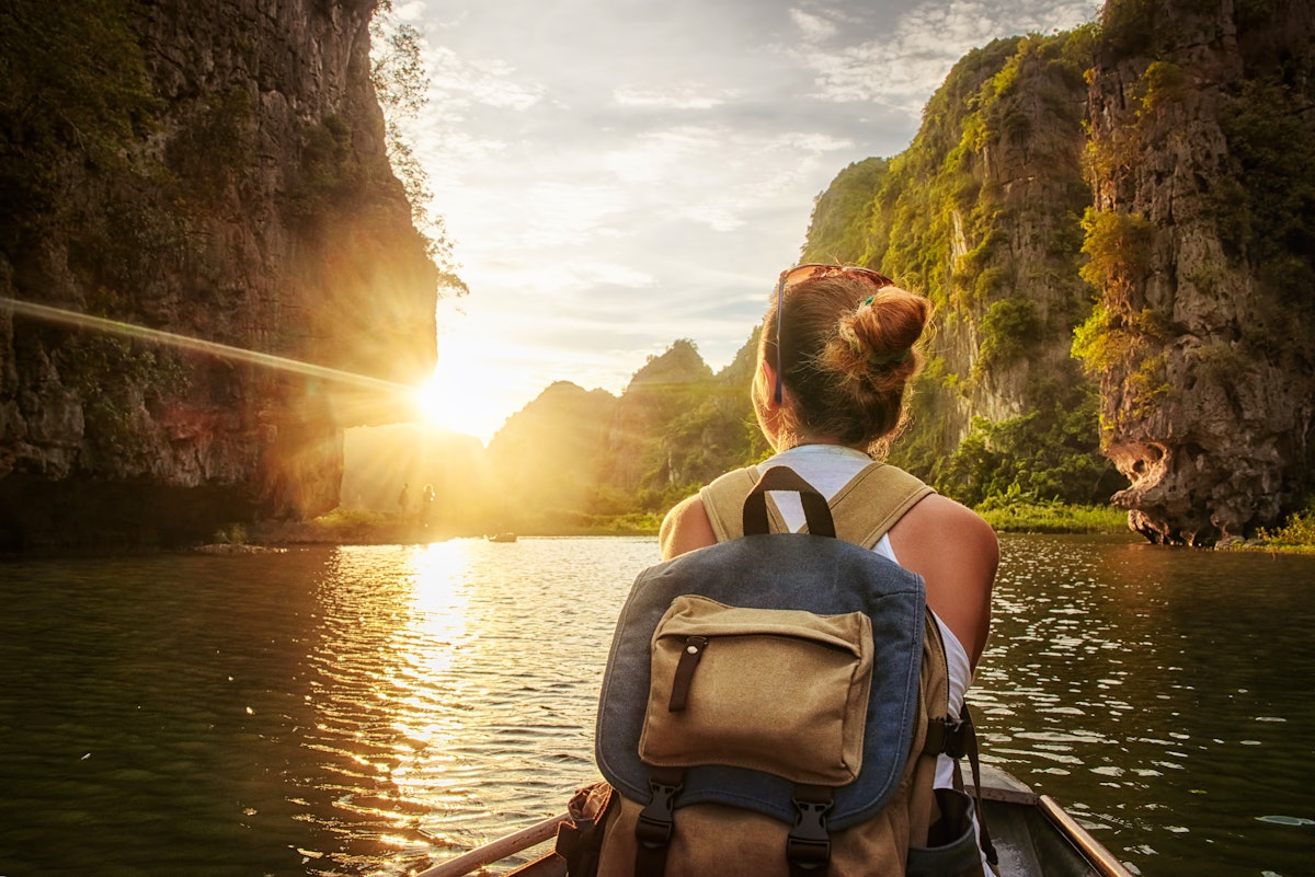 Frau reist auf einem Boot in Vietnam – © SOFT LIHGT