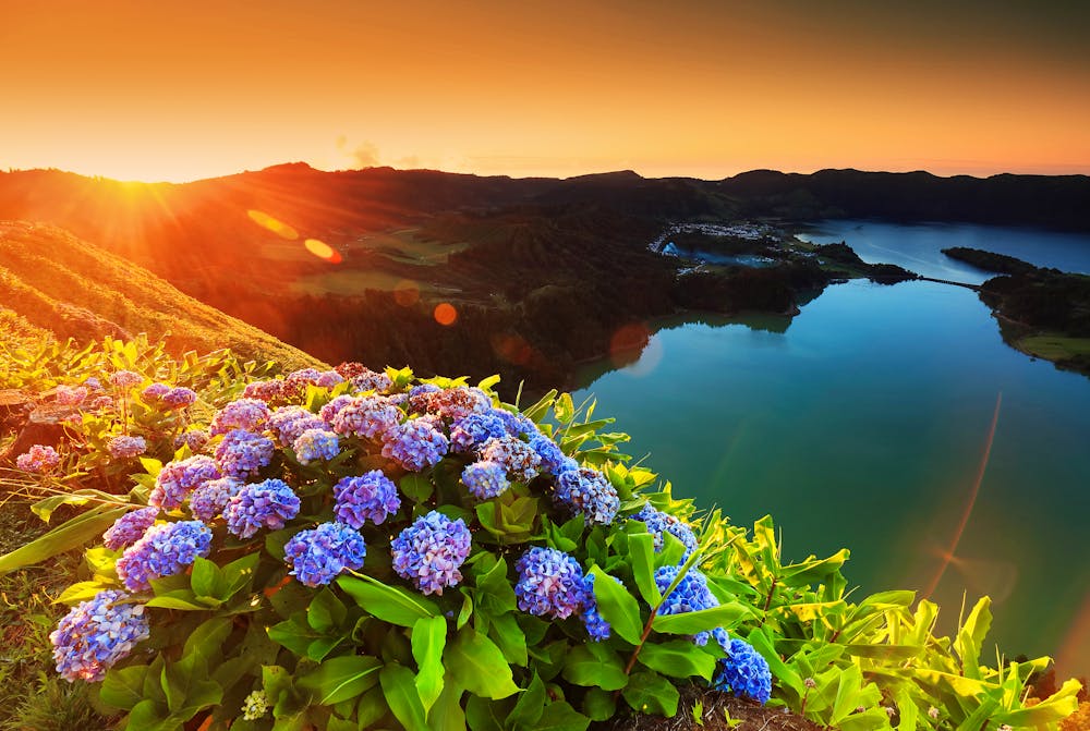 Sete Cidades auf der Azoren-Insel Sao Miguel  bei Sonnenuntergang &ndash; &copy; Rechitan Sorin - stock.adobe.com