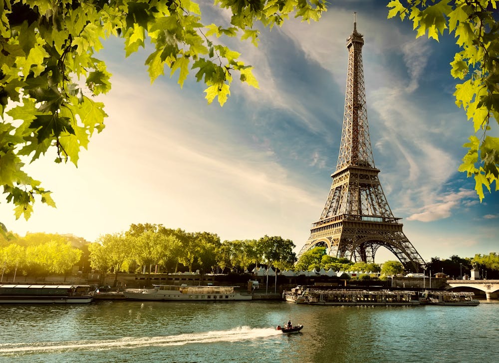 Sonnenaufgang in Paris mit Eiffelturm und Seine-Fluss &ndash; &copy; Givaga - envato