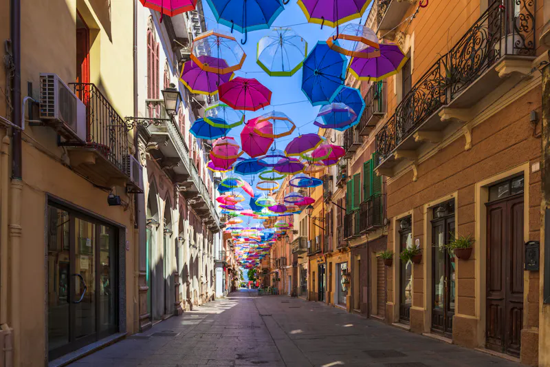 Regenschirme in der Fußgängerzone von Iglesias auf Sardinien - &copy;Cavan - stock.adobe.com